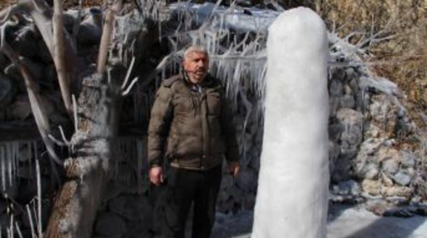 Patlayan Su Hortumu Buzdan S&uuml;tun Oluşturdu