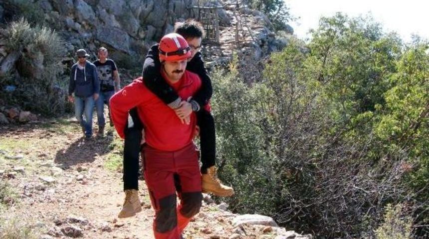 Paraş&uuml;t Kazasında Yaralanan &Ccedil;inli Turisti Sırtında Taşıdı