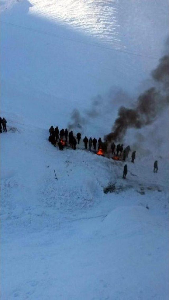 Bahçesaray da Kepçe Operatörünün Üstüne Çığ Düştü 1
