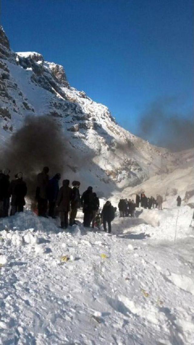 Bahçesaray da Kepçe Operatörünün Üstüne Çığ Düştü 2