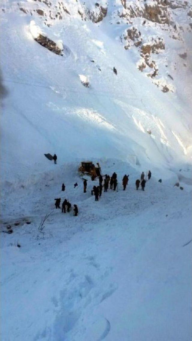 Bahçesaray da Kepçe Operatörünün Üstüne Çığ Düştü 3