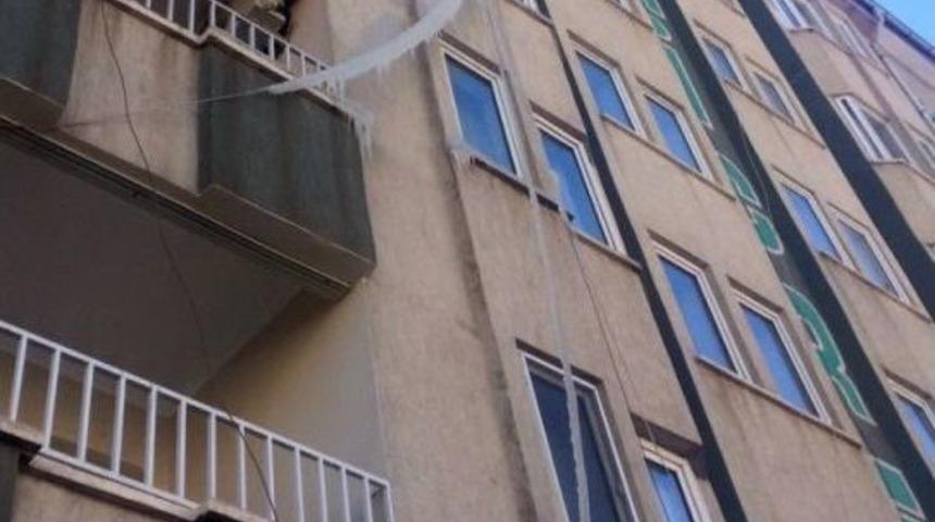 Binanın Dışı Buz Tuttu