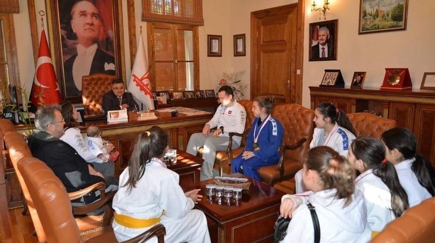 Başarılı Sporculardan Başkan Yağcı&rsquo;ya Ziyaret