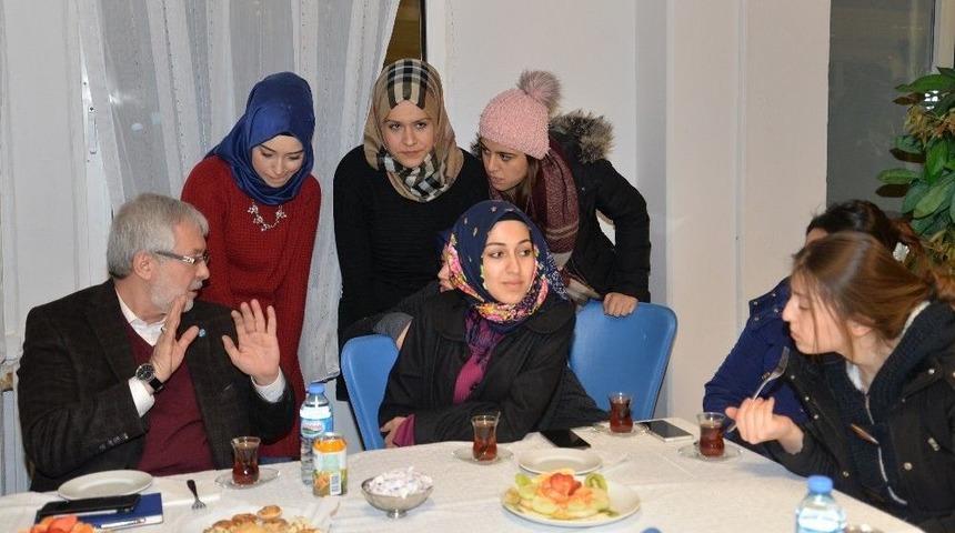 Rekt&ouml;r Ulcay&rsquo;dan Kız &Ouml;ğrencilere Ziyaret