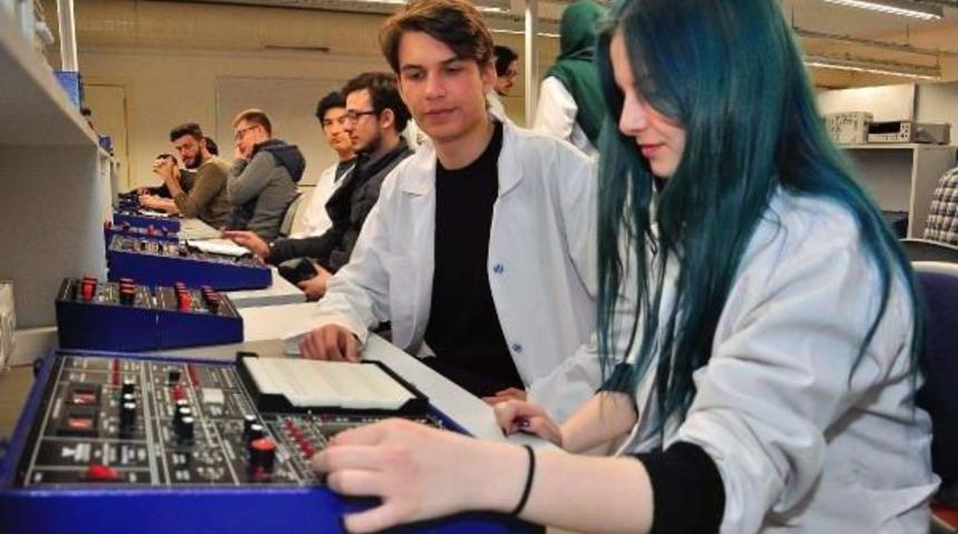 &Uuml;niversite Uydu &Uuml;retecek