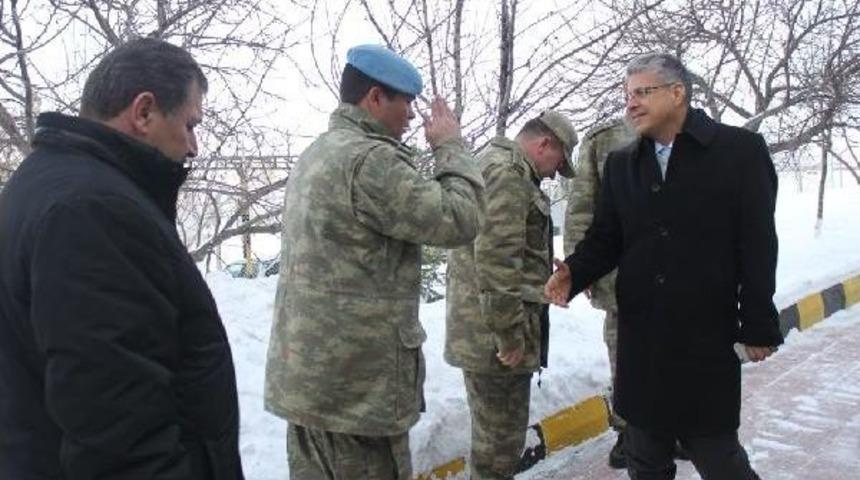 Ağrı Dağı'nda G&ouml;rev Yapan Jandarmaya Moral Ziyareti