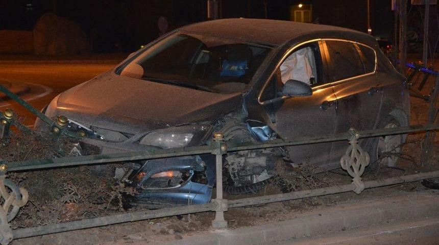 Virajı Alamayan Otomobil Ref&uuml;je &Ccedil;ıktı