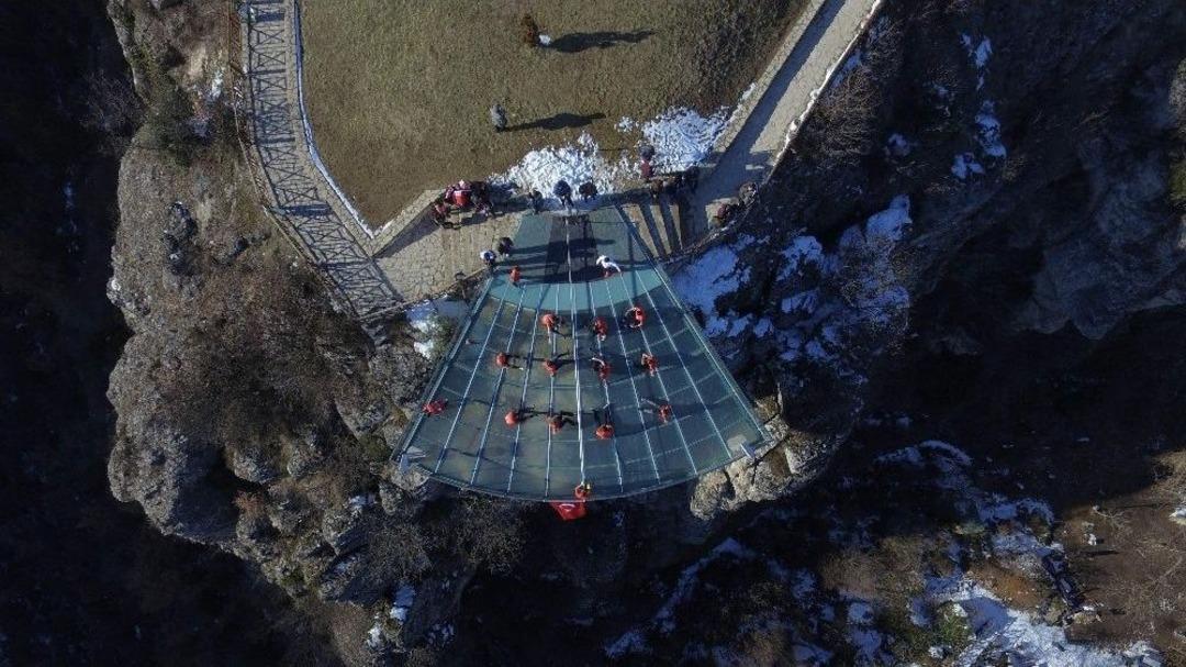 D&uuml;nyada İlk Kez Cam Teras &Uuml;zerinde Voleybol Oynandı