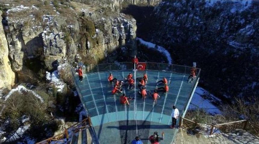 Engelli Sporcular Kanyon Terasında Oturarak Voleybol Oynadı