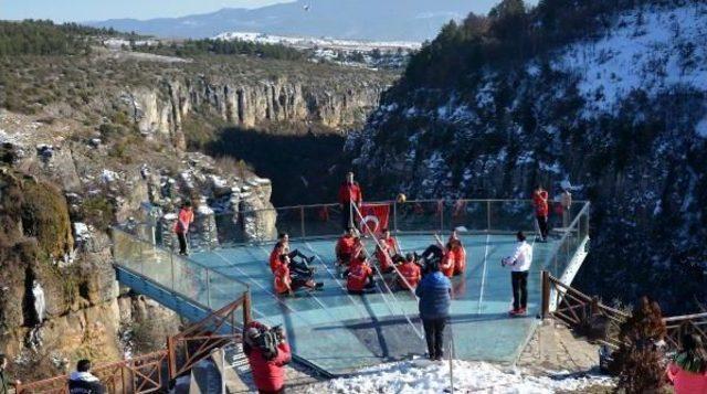 Engelli Sporcular Kanyon Terasında Oturarak Voleybol Oynadı