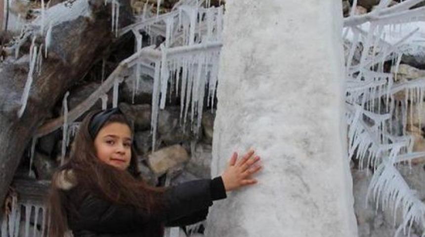 Patlayan Su Şebekesi Kartpostallık G&ouml;r&uuml;nt&uuml; Oluşturdu