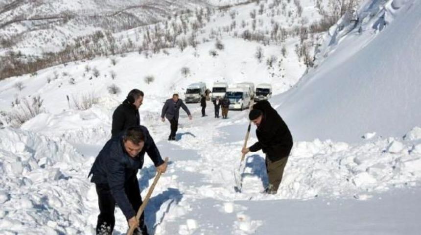 Irak Sınırındaki Derecik Beldesi'nde 20 Ara&ccedil; Yolda Kaldı