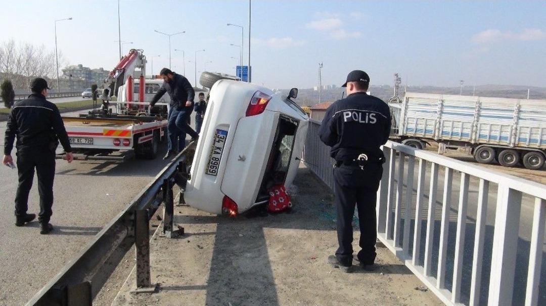 Otomobil K&ouml;pr&uuml;den D&uuml;şmekten Kıl Payı Kurtuldu