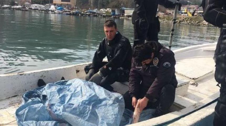 Denizde Cesedi Bulunan Balık&ccedil;ının Polis Oğlu Babasının Elini Tutup Ağladı