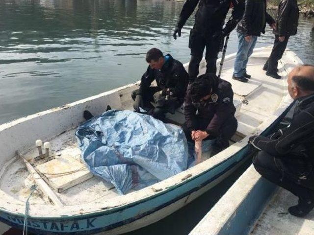 Denizde Cesedi Bulunan Balıkçının Polis Oğlu Babasının Elini Tutup Ağladı