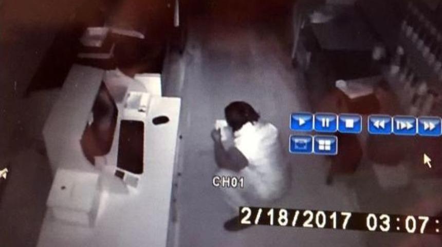 Kafedeki Hırsızlık Anı G&uuml;venlik Kamerasında