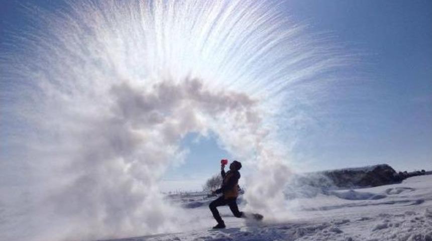 Kaynar Su, Dondurucu Havaya Fırlatılınca..