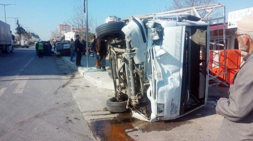 B&uuml;y&uuml;k Bir G&uuml;r&uuml;lt&uuml;yle &Ccedil;arpışan 2 Kamyonet Paniğe Neden Oldu