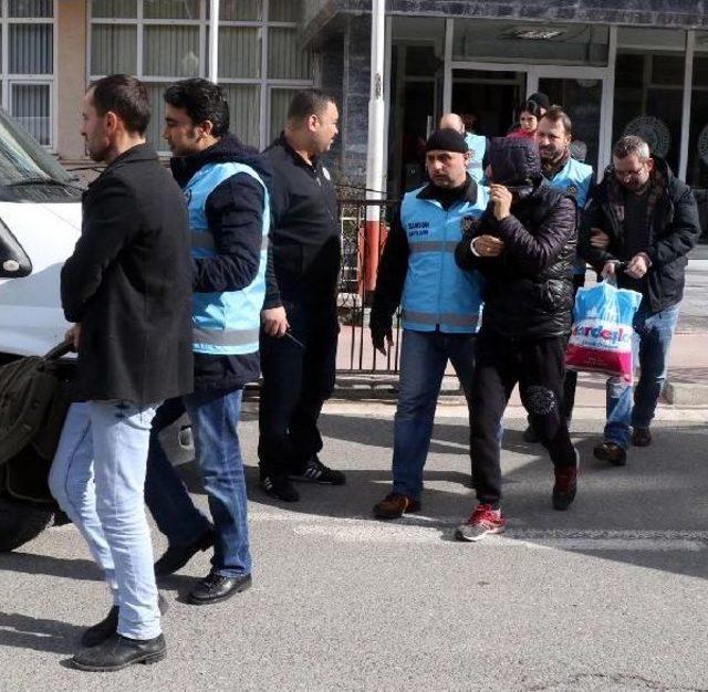 Polisin Yaptıgı Operasyonda Aranan 24 Kişi Yakalandı