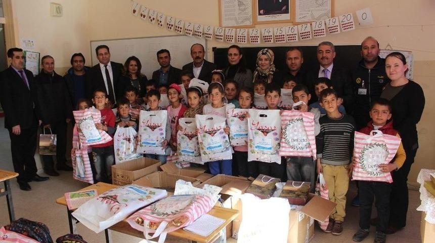 Samsat&rsquo;ta &Ouml;ğrencilere Mavi Umutlar Derneğinden Yardım