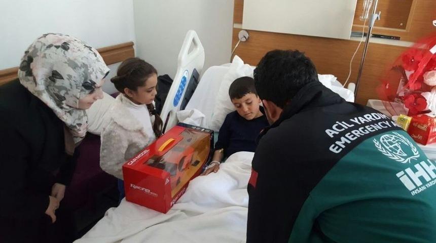 Suriyeli Bana, İki Bacağı Kopan Abdulbasit&rsquo;i Ziyaret Etti