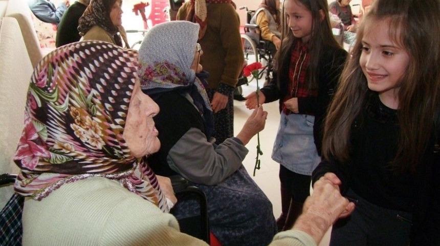 &Ouml;ğrencilerden Huzurevi Ziyareti