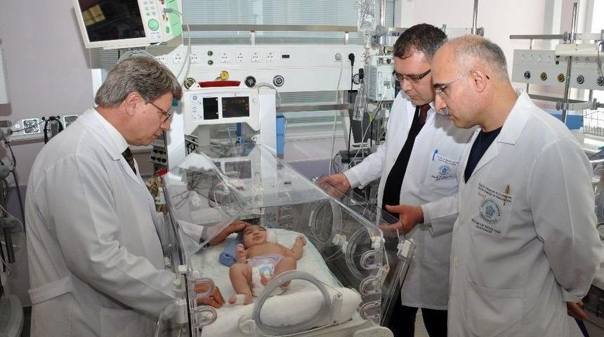 Kafasından B&uuml;y&uuml;k Kafatası İle D&uuml;nyaya Gelen Bebek Sağlığına Kavuştu