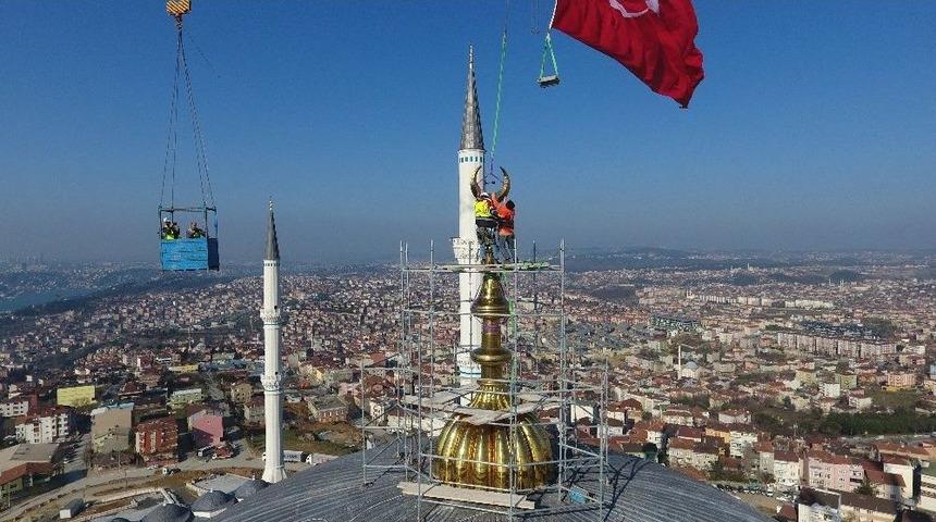 &Ccedil;amlıca Camii&rsquo;nin &rsquo;hilal&rsquo;i T&ouml;renle Yerine Konuldu