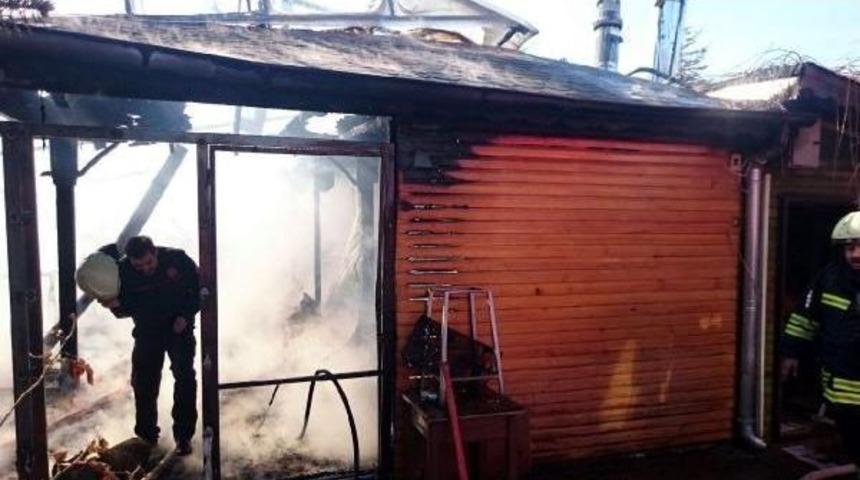 &Uuml;niversite Kampusundaki Kafede Yangın &Ccedil;ıktı