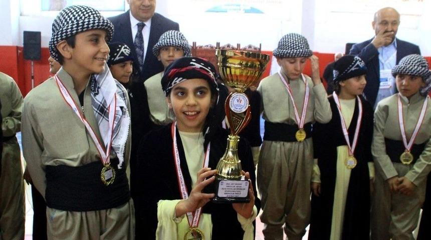 İşitme Engelli &Ouml;ğrencinin Folklor Azmi