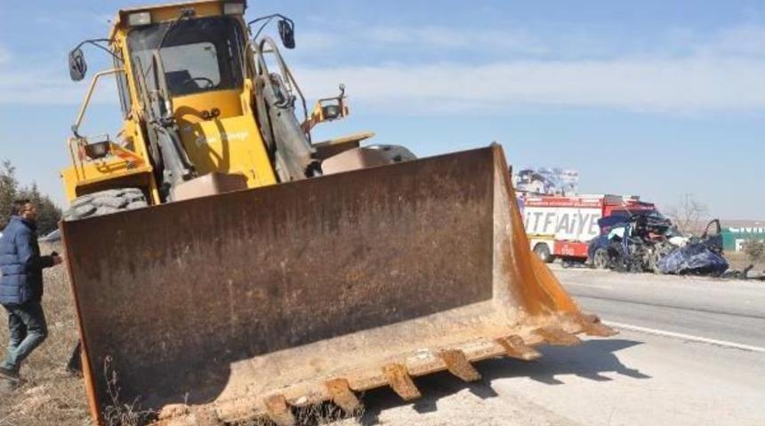 Otomobil Iş Makinasına &Ccedil;arptı: 1 &Ouml;l&uuml; 3 Yaralı