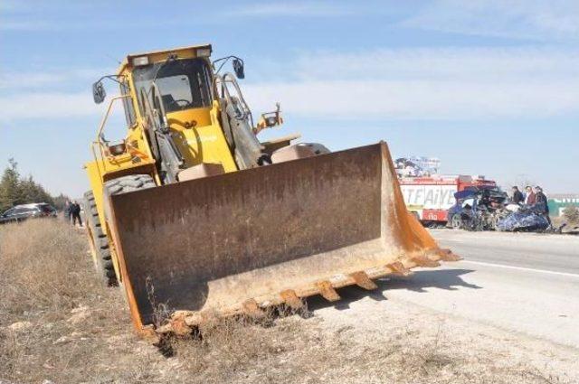 Otomobil Iş Makinasına &Ccedil;arptı: 1 &Ouml;l&uuml; 3 Yaralı 1