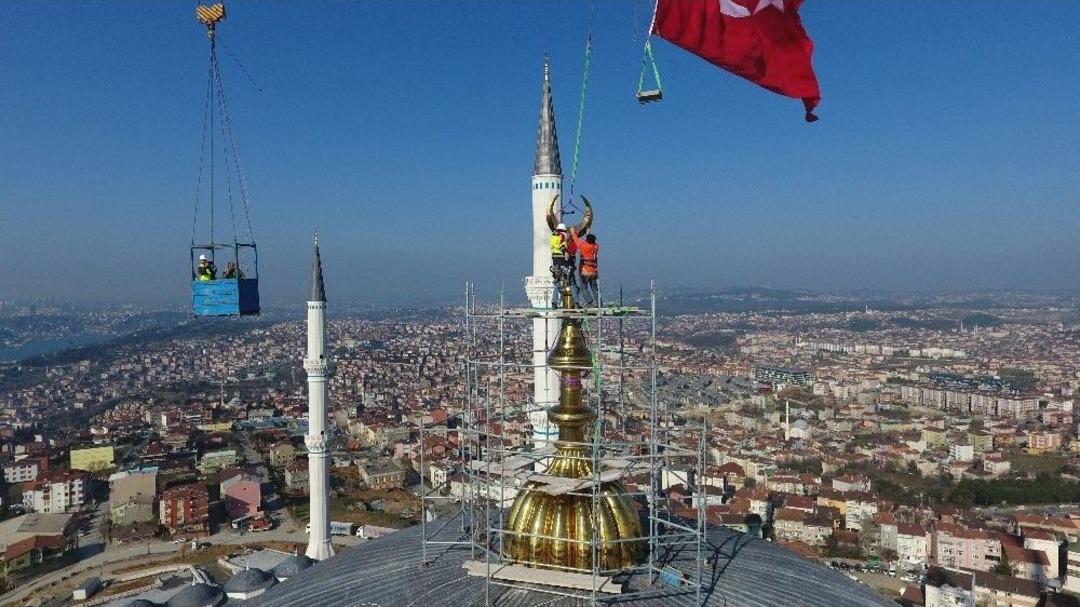 &Ccedil;amlıca Camii Kubbesine Konulan Hilal Havadan G&ouml;r&uuml;nt&uuml;lendi