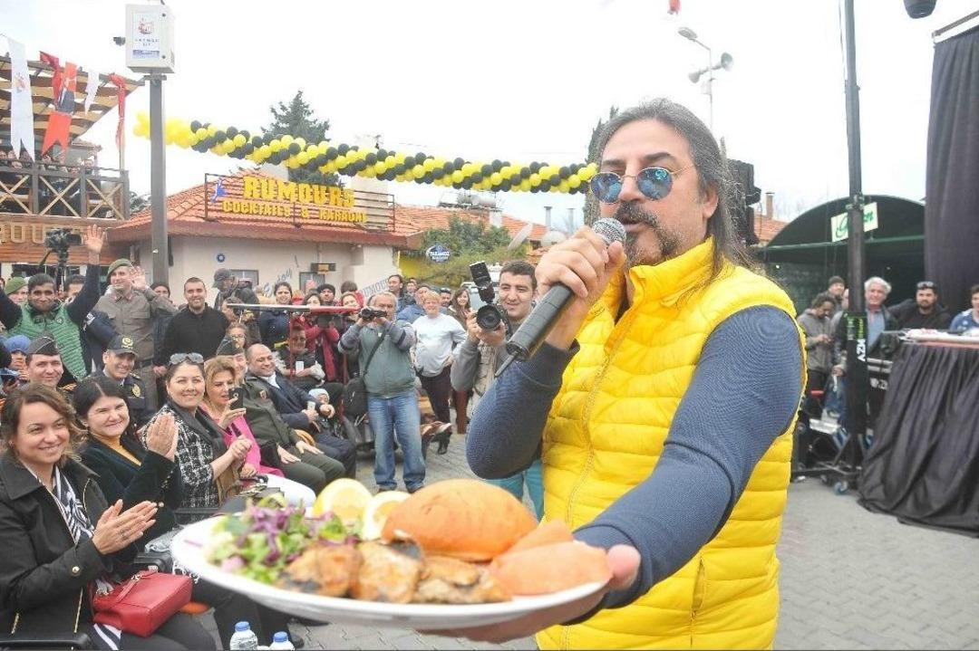 &Ccedil;elik Konser Ortasında Balık İkramı Yaptı