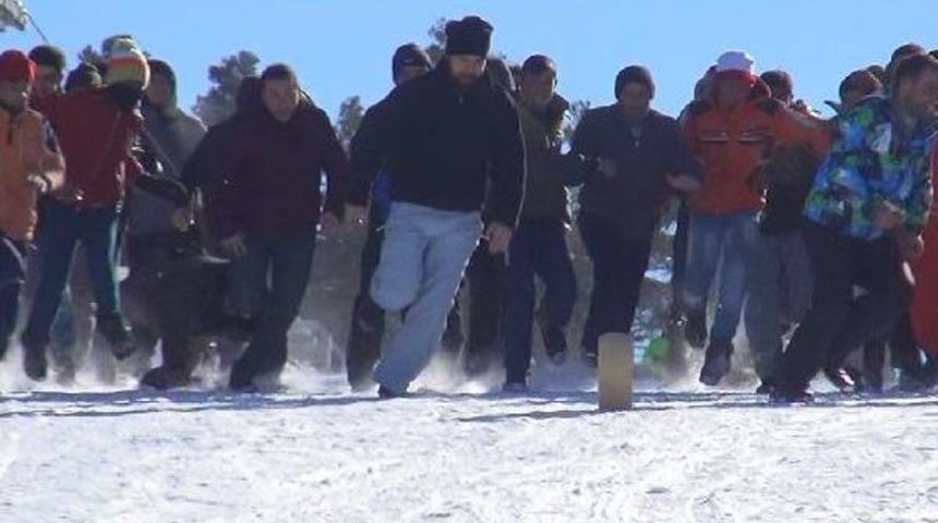 Karda Kaşar Yuvarlamaca Yarışması