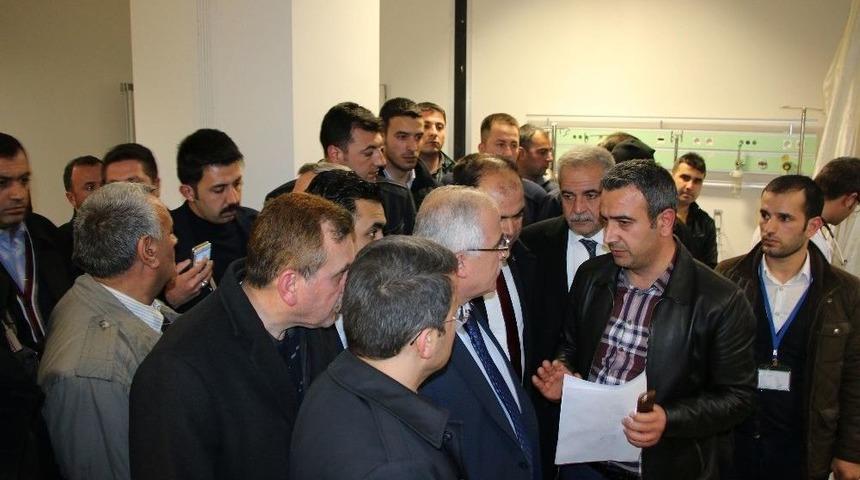 Şanlıurfa Valisi Ve Beraberindekiler, Hastanedeki Yaralıları Ziyaret Etti