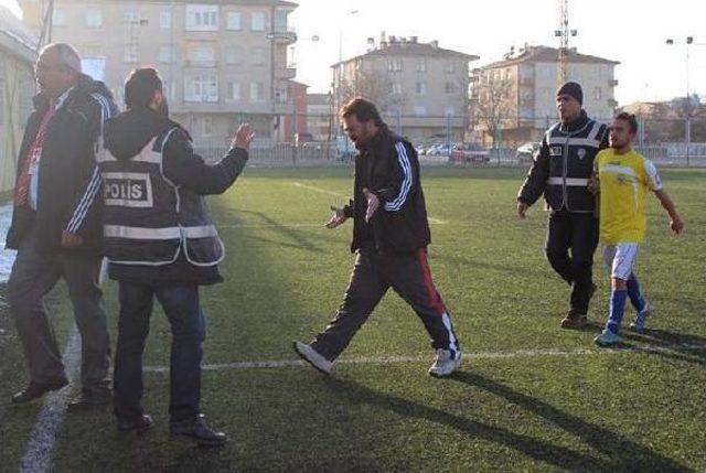 Amatör Maçta Futbolcu Hakemin Burnunu Kırdı