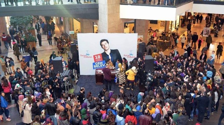 Oyuncu Ve Şarkıcı Cem Belevi Trabzonlu Hayranlarıyla Buluştu