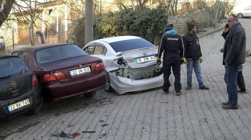 Freni Patlayan Otomobil Park Halindeki Ara&ccedil;ları Bi&ccedil;ti