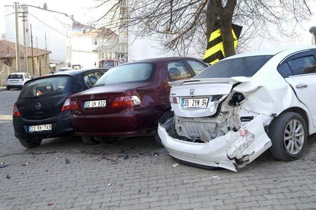 Freni Patlayan Otomobil Park Halindeki Araçları Biçti