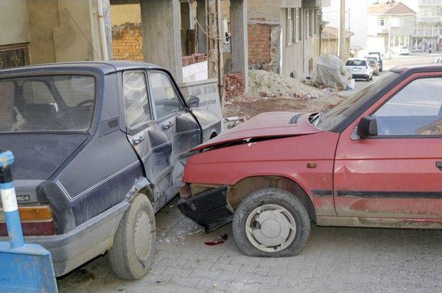 Freni Patlayan Otomobil Park Halindeki Araçları Biçti