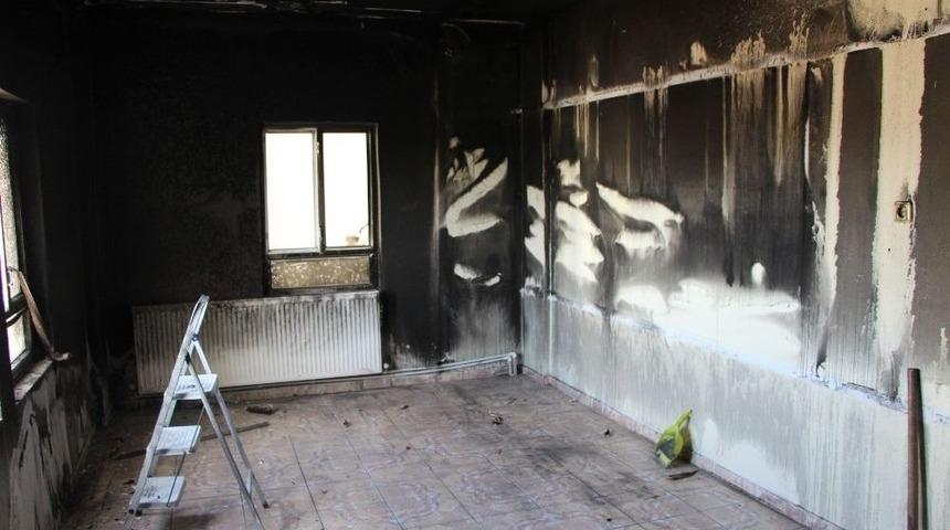 &Ccedil;ıkan Yangında Ev Kullanılamaz Hale Geldi