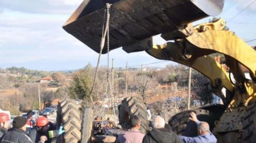 Devrilen Trakt&ouml;r&uuml;n Altında Kalan &Ccedil;ift &Ouml;ld&uuml;