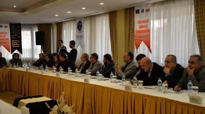 Eski K&uuml;lt&uuml;r Bakanı Ertuğrul G&uuml;nay Diyarbakır'da