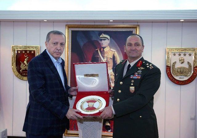 Cumhurbaşkanı Erdoğan 2. Ordu Komutanlığını Ziyaret Etti