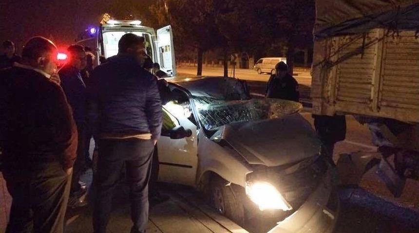 Otomobil İle Kamyon &Ccedil;arpıştı: 5 Yaralı