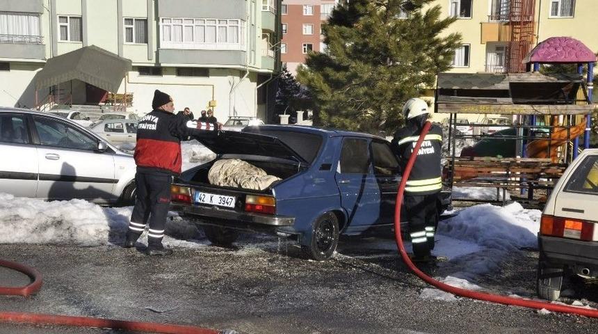 Park Halindeki Otomobilde Yangın &Ccedil;ıktı