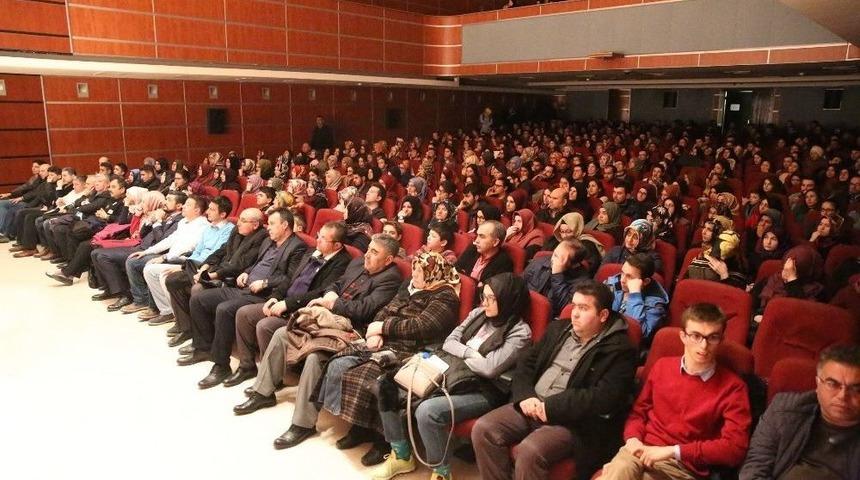 &ldquo;karanlıkta A&ccedil;an &Ccedil;i&ccedil;ekler" Sahnelendi