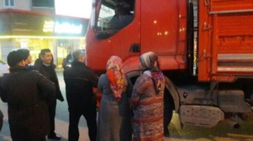 Kafasına Silah Dayayıp Kendini Tıra Kilitledi