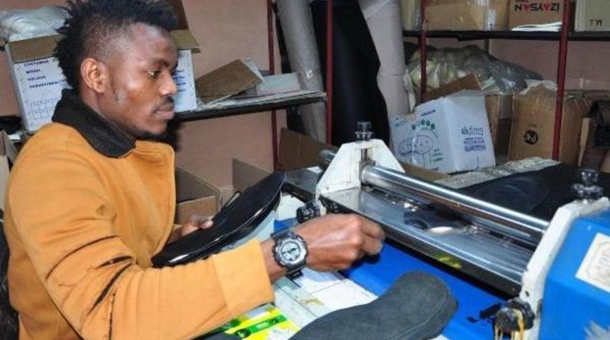 Nijeryalı Futbolcu, Manisa'da Ayakkabıcı Oldu